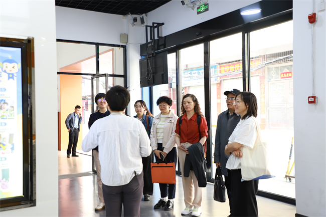 图为专家组在南宁市爱华小学了解融合教育情况 图为专家组在南宁市爱华小学了解融合教育情况