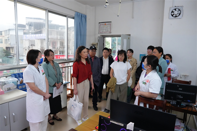 图为专家组在百色市妇幼保健院了解孤独症儿童早期筛查工作 图为专家组在百色市妇幼保健院了解孤独症儿童早期筛查工作